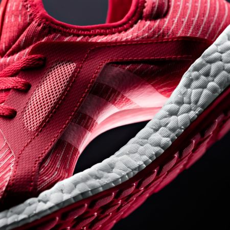 PureBOOST 的懸空足弓採用完美貼合腳型的彈力面料,在包覆足弓的同時也使雙腳更顯纖巧,並在運動時提供支撐性的舒適能量回饋