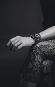J12∙XS 黑色LESAGE刺繡手鐲腕錶獨一無二作品,19毫米,石英機芯,黑色高科技精密陶瓷及18K白金錶殼,内錶圈鑲嵌長階梯形切割鑽石,黑色瑪瑙錶盤,18K白金錶冠鑲嵌1顆切面圓形切割鑽石。黑色小牛皮手鐲由Lesage手工刺繡,運用黑色亮片及玻璃珠、銀色小牛皮滾邊、黑色漆面小牛皮錶帶及18K白金針扣與環圈,鑲嵌長階梯形切割鑽石。價格店洽