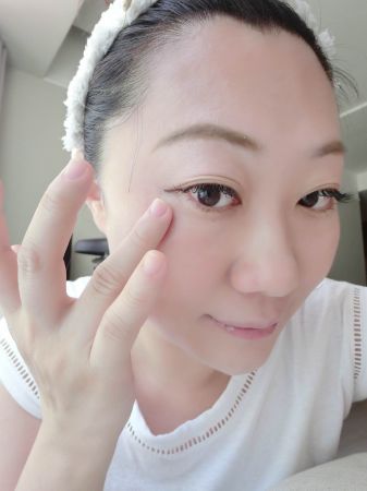 擦上精華液後,眼尾、鼻翼、法令紋等較容易出現乾紋處可以再加強塗一層。