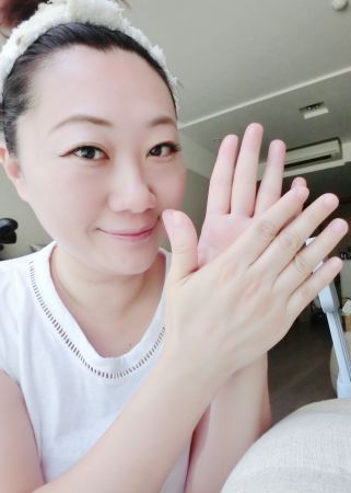一周兩次可以把水凝霜當按摩霜使用,量約平時使用的兩倍,按摩前一定要先在掌心溫熱後才抹上,更能貼近膚溫讓成分加倍吸收。