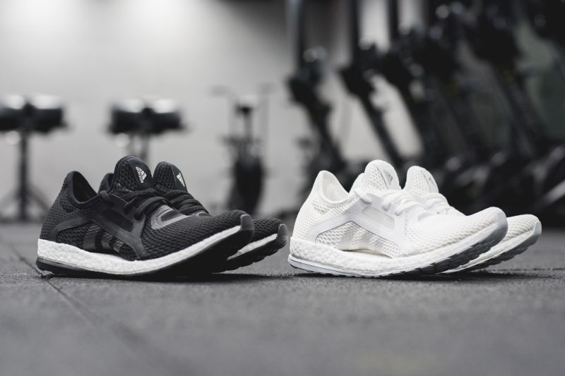 運動美人最愛的PureBOOST 鞋款,則是以經典黑白新色鞋款,掀起運動圈一陣搶色話題!