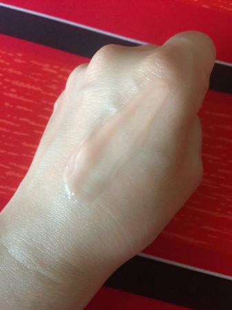 「重生秘帖」看似清爽的質地,一抹在肌膚上卻非常潤滑,就像喝了皇后御賜的珍貴上湯,充滿奢華感受。
