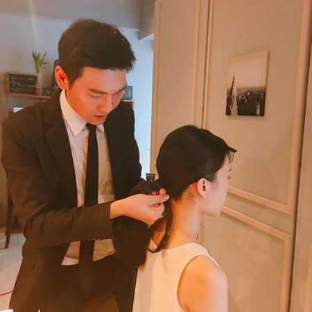Step 1→ 將秀髮吹乾並拉直,把上低馬尾,記得留一撮髮絲把橡皮筋地方蓋住