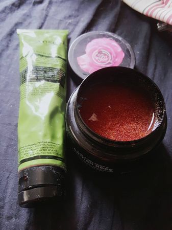 THE BODY SHOP的玫瑰磨砂膏是經典商品, 連製作都是來自英國鄉下的花田 ,我曾經有幸走訪英國的玫瑰園, 他們的玫瑰是採用自然栽種,沒有噴灑農藥, 儘管樣貌不一定完美,卻能夠保護地球與大自然環境 。並且,玫瑰磨砂膏香味芬芳,光開著都能聞見自然清香,每幾天就會使用於沐浴,相當療癒舒壓,此外,我還非常喜歡Aesop的天竺葵去角質露,由竹莖、浮石、天竺葵製成,一樣是走organic天然路數。我會跟玫瑰磨砂膏會交替使用 ,磨砂效果強,質地較稠。當需要溫柔的心情時, 就使用玫瑰磨砂膏;若是需要一點點清爽的感覺,我就會使用Aesop。推薦者:Marie Claire 總編輯 Bonnie