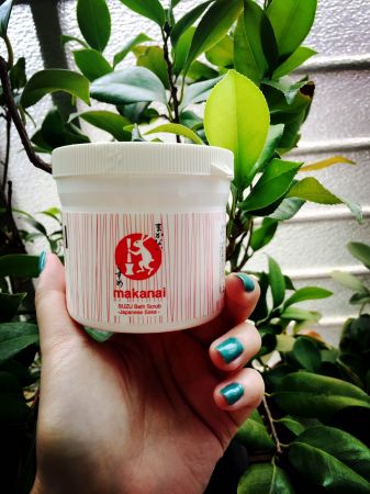 Makani 這牌子,每當有日本行程,都會想要去逛一下這家店,如果在當地沒時間,我都會去羽田機場二樓,有這牌子專櫃!Makani有很多系列產品,這款全身去角質(不包含臉啦)個人是覺得,第一味道很自然,日本酒成份製作的,所以有股淡淡的清香味;第二它還有添加精油成份,因為去角質最怕乾燥,有了精油相輔按摩之下,你也不會怕乾乾的唷!重點是,去逛這家店,裡面相關商品好多樣化⋯⋯每次都有點走不太出來啦!!推薦者:Marie Claire資深服裝編輯 Kwen