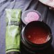 THE BODY SHOP的玫瑰磨砂膏是經典商品, 連製作都是來自英國鄉下的花田 ,我曾經有幸走訪英國的玫瑰園, 他們的玫瑰是採用自然栽種,沒有噴灑農藥, 儘管樣貌不一定完美,卻能夠保護地球與大自然環境 。並且,玫瑰磨砂膏香味芬芳,光開著都能聞見自然清香,每幾天就會使用於沐浴,相當療癒舒壓,此外,我還非常喜歡Aesop的天竺葵去角質露,由竹莖、浮石、天竺葵製成,一樣是走organic天然路數。我會跟玫瑰磨砂膏會交替使用 ,磨砂效果強,質地較稠。當需要溫柔的心情時, 就使用玫瑰磨砂膏;若是需要一點點清爽的感覺,我就會使用Aesop。推薦者:Marie Claire 總編輯 Bonnie