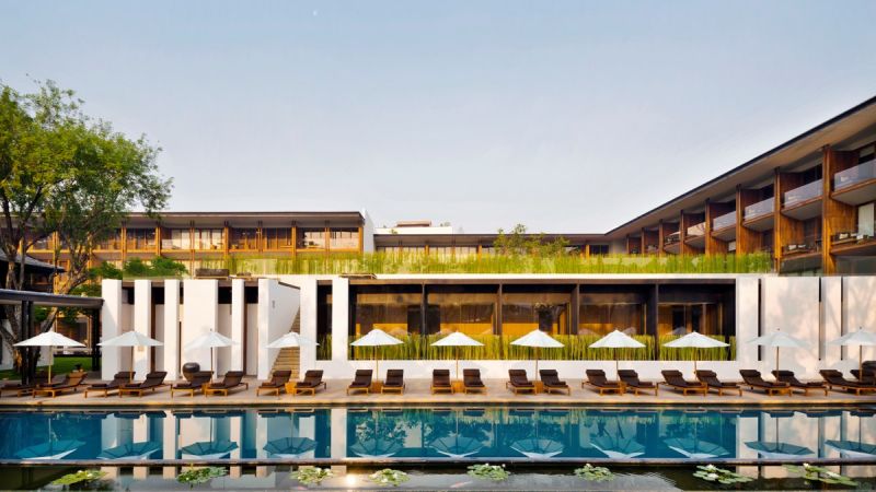 泰國清邁Anantara Chiang Mai Resort,度假村外的木柵欄造型有著和風禪意,泳池正對湄濱河Mae Ping River,無邊際設計泳池,微妙連結一線的荷花池,將度假村和藍天倒影合而為一,是獨特寧靜的美麗景致。有發現這裡也是港片《門徒》取景地,劉德華、袁詠儀和吳彥祖拍攝影片的下榻所嗎
