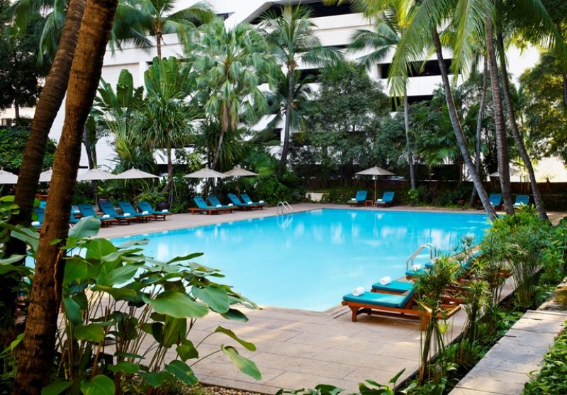 位在曼谷市中心鄰近四面佛寺三分鐘路程,前身為四季飯店的Anantara Siam Bangkok Hotel,也是美國總統歐巴馬訪泰的下榻飯店。繁忙的市區,位於三樓的空中泳池卻營造出如城市綠洲的熱帶景象,為急促的城市生活帶來一絲舒壓綠意。