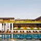 泰國清邁Anantara Chiang Mai Resort,度假村外的木柵欄造型有著和風禪意,泳池正對湄濱河Mae Ping River,無邊際設計泳池,微妙連結一線的荷花池,將度假村和藍天倒影合而為一,是獨特寧靜的美麗景致。有發現這裡也是港片《門徒》取景地,劉德華、袁詠儀和吳彥祖拍攝影片的下榻所嗎