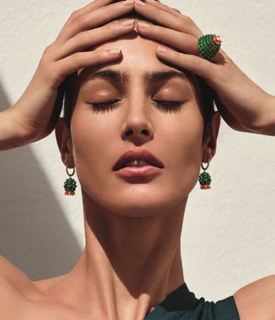 Cartier「Cactus de Cartier」全新系列以沙漠裡的仙人掌為主角,有著與眾不同的體態,要如何轉化為實體的珠寶呢?祖母綠、綠玉髓與紅玉髓組合出豐盈明豔的調性,作工也很有特色,以金屬為底座軸心,將一顆顆寶石串聯、塑型。