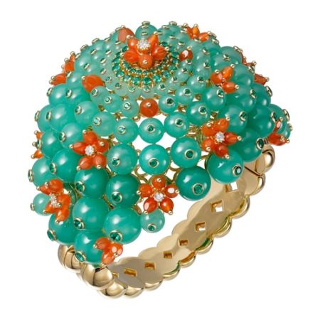 Cartier「Cactus de Cartier」全新系列以沙漠裡的仙人掌為主角,有著與眾不同的體態,要如何轉化為實體的珠寶呢?祖母綠、綠玉髓與紅玉髓組合出豐盈明豔的調性,作工也很有特色,以金屬為底座軸心,將一顆顆寶石串聯、塑型。