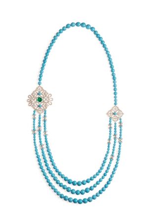 Piaget「Secrets & Lights–A Mythical Journey by Piaget」頂級珠寶系列以威尼斯與撒爾馬罕這兩座城市為靈感。尤其是中亞的撒爾馬罕,異國感的建築、色彩、氛圍與景色,藉著蛋殼嵌花漆藝、金屬微雕或微砌馬賽克等工藝來展現,非常別緻。