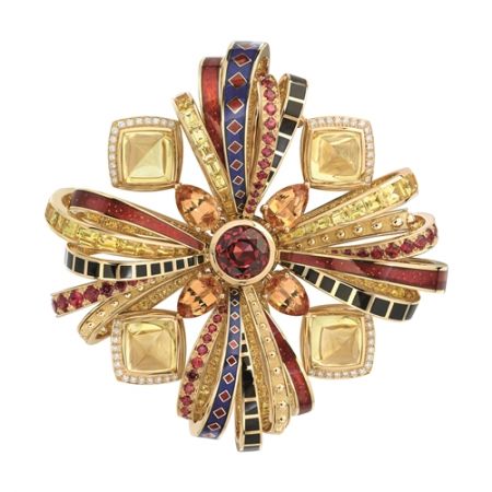 Chanel「Les Talismans de Chanel」頂級珠寶系列從拜占庭式的特質出發(是香奈兒女士向來喜愛的設計元素之一),創造出屬於自己的新圖騰,主要的三種幾何圖樣,其實都從幸運草而來。值得一提的是,除了日本養珠、藍寶石、多彩亮漆和琺瑯之外,Chanel 還把曾用在伊拉克宗教頭飾上的金屬鑿雕工藝,引入這批高級珠寶的製程裡頭。