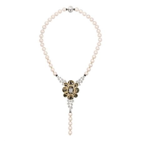Chanel「Les Talismans de Chanel」頂級珠寶系列從拜占庭式的特質出發(是香奈兒女士向來喜愛的設計元素之一),創造出屬於自己的新圖騰,主要的三種幾何圖樣,其實都從幸運草而來。值得一提的是,除了日本養珠、藍寶石、多彩亮漆和琺瑯之外,Chanel 還把曾用在伊拉克宗教頭飾上的金屬鑿雕工藝,引入這批高級珠寶的製程裡頭。