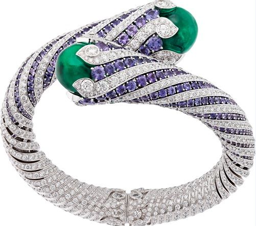Van Cleef & Arpels最新的頂級珠寶系列「Emeraude en Majeste」以饒富異國感的祖母綠寶石為主角。產地來自哥倫比亞、尚比亞等地區,不同產區、不同深淺結晶特徵的祖母綠,為具高度識別的品項如指間戒、轉換式珠寶等作品創造多樣風貌。
