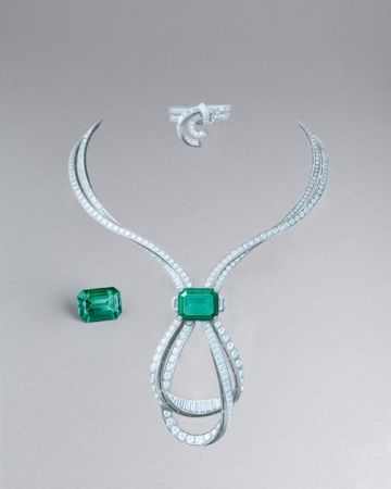 Van Cleef & Arpels最新的頂級珠寶系列「Emeraude en Majeste」以饒富異國感的祖母綠寶石為主角。產地來自哥倫比亞、尚比亞等地區,不同產區、不同深淺結晶特徵的祖母綠,為具高度識別的品項如指間戒、轉換式珠寶等作品創造多樣風貌。
