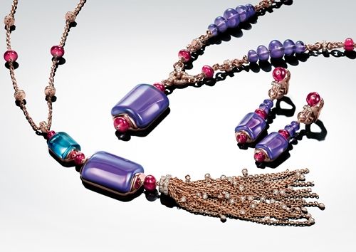 Bulgari「Intarsio」系列深受波斯、拜占庭式的美學啟發,白鑽與黑瑪瑙所拼貼出的圓、方幾何放射圖形,相當有特色。「Mvsa」系列所用的特殊寶石切割法 Takhti,其實是源自古印度的技法,圓弧造型如宮殿屋頂。