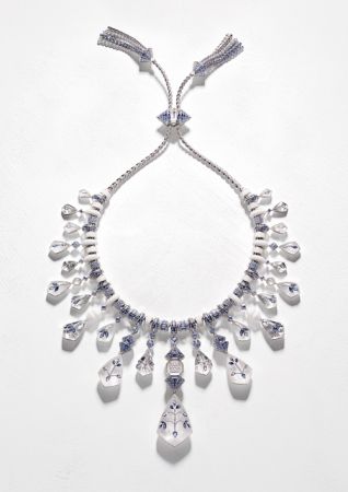 Boucheron「Blue de Jodhpur」系列以印度城市Jodhpur為設計主題,設計總監以 Art Deco 的風格來重新詮釋這座城市。系列材質使用相當具有話題,以 Jodhpur 當地的大理石(獨特晶體讓此大理石呈現絲絨般霧面質感),並切割出風箏外型,呈現雕塑般的幾何效果。