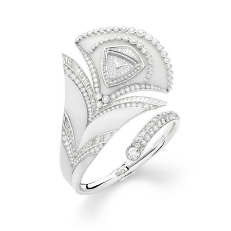 Boucheron「Blue de Jodhpur」系列以印度城市Jodhpur為設計主題,設計總監以 Art Deco 的風格來重新詮釋這座城市。系列材質使用相當具有話題,以 Jodhpur 當地的大理石(獨特晶體讓此大理石呈現絲絨般霧面質感),並切割出風箏外型,呈現雕塑般的幾何效果。