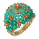 Cartier「Cactus de Cartier」全新系列以沙漠裡的仙人掌為主角,有著與眾不同的體態,要如何轉化為實體的珠寶呢?祖母綠、綠玉髓與紅玉髓組合出豐盈明豔的調性,作工也很有特色,以金屬為底座軸心,將一顆顆寶石串聯、塑型。