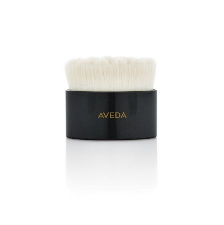 AVEDA「光采醒膚儀式」的概念,就是透過「光采醒膚刷」先乾刷幫臉部按摩。