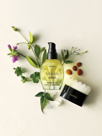 AVEDA將乾刷智慧融於美肌保養,推出一種前所未有的「光采醒膚儀式」----以Tulasāra™ 花植智慧系列的「光采醒膚刷」與「光采醒膚油」,帶來業界首創的臉部保養步驟。