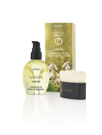 AVEDA將乾刷智慧融於美肌保養,推出一種前所未有的「光采醒膚儀式」----以Tulasāra™ 花植智慧系列的「光采醒膚刷」與「光采醒膚油」,帶來業界首創的臉部保養步驟。
