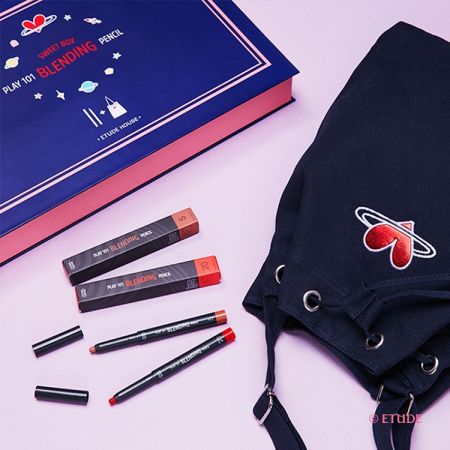 ETUDE HOUSE x Dear My Universe 聯名禮盒ETUDE HOUSE與Dear My Universe合作的限量禮盒中含一款海軍藍x小星球的限量水桶包款,加上「筆筆皆飾~妝模術101暈染畫筆」主打色二支,