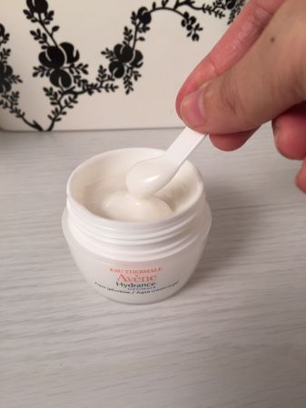 一抹開瞬間化成輕質凝乳質地的Avene全效活泉保濕水凝霜。