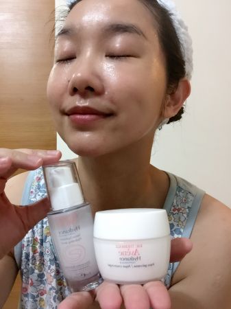 以保濕精華加上保濕水凝霜護膚後,水亮潤透。