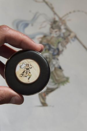 Jaeger-LeCoultre 積家錶琺瑯彩繪師 Yoan Descollonges:不論是東方或是西方的元素,很多都是我靈感的來源,我自己很喜歡孫悟空這個角色,我甚至還看了法文版的孫悟空,這次我還有帶來了我自己畫作的孫悟空(因為我聽說今年是中國的猴年) 。