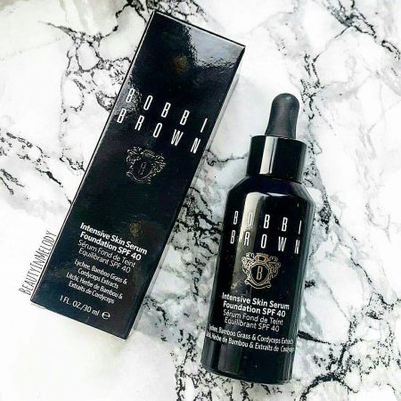 Bobbi Brown 高保濕修護精華粉底,NT2,500。以精華的概念來設計粉底,特別為一般以及乾性肌膚設計,秋冬使用也非常適合,一塗抹在臉上,就覺得質感升級,打造出來的柔霧光澤融化在肌膚裡,用量很省,中度遮瑕,霧光的膚質很美。