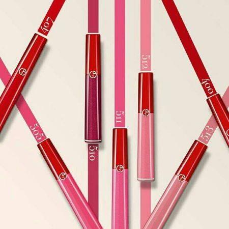 Giorgio Armani 奢華絲絨訂製唇萃,NT1,200。找來天后小s代言,不過產品本身就具有巨星般的說服力,輕輕塗抹就貼合雙唇,棉棒設計,一次的量剛剛好塗抹一次的唇妝,奢華質感就像接受女王般的待遇,如頂級訂製的高級布料,可以完美的遮蓋原來的唇色,表現出霧面光澤的色澤,唇紋也通通如魔法般消失了。