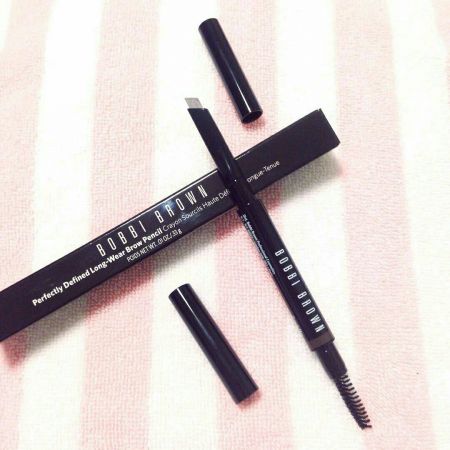 Bobbi Brown 超防水斜角眉筆,NT1,400。筆芯偏軟好上色,斜角設計很順手,持久度也如品名一般不易掉色,上眉妝時飽合度令人滿意,即便價格偏高,依舊熱賣到成為銷售暢銷排行榜名單。