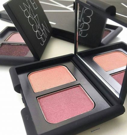 NARS 雙色眼影,NT1,200。幾乎每一款都是熱賣色,尤其是超好搭的大地色系,偏冷偏暖各取所需,顯色度非常有質感,就算是有亮片設計,也是低調優雅感,經常是周年慶必敗單品,記得一定要在搶購之前先試色。