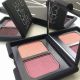 NARS 雙色眼影,NT1,200。幾乎每一款都是熱賣色,尤其是超好搭的大地色系,偏冷偏暖各取所需,顯色度非常有質感,就算是有亮片設計,也是低調優雅感,經常是周年慶必敗單品,記得一定要在搶購之前先試色。
