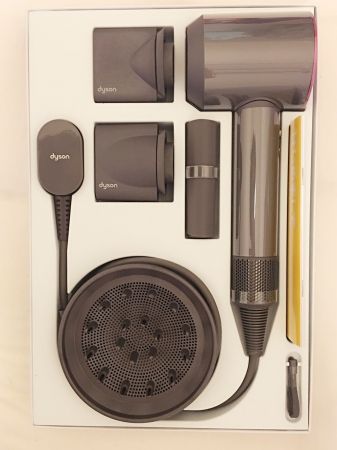 盒裝的夢幻機種dyson supersonic™,買來打開來,看了就會不自主開心的笑,經典銀白色及桃紅色吹風機,建議售價14,600元