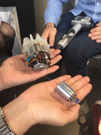 dyson supersonic™與一般的制式馬達比起來,不只大小有差,重量也差很多