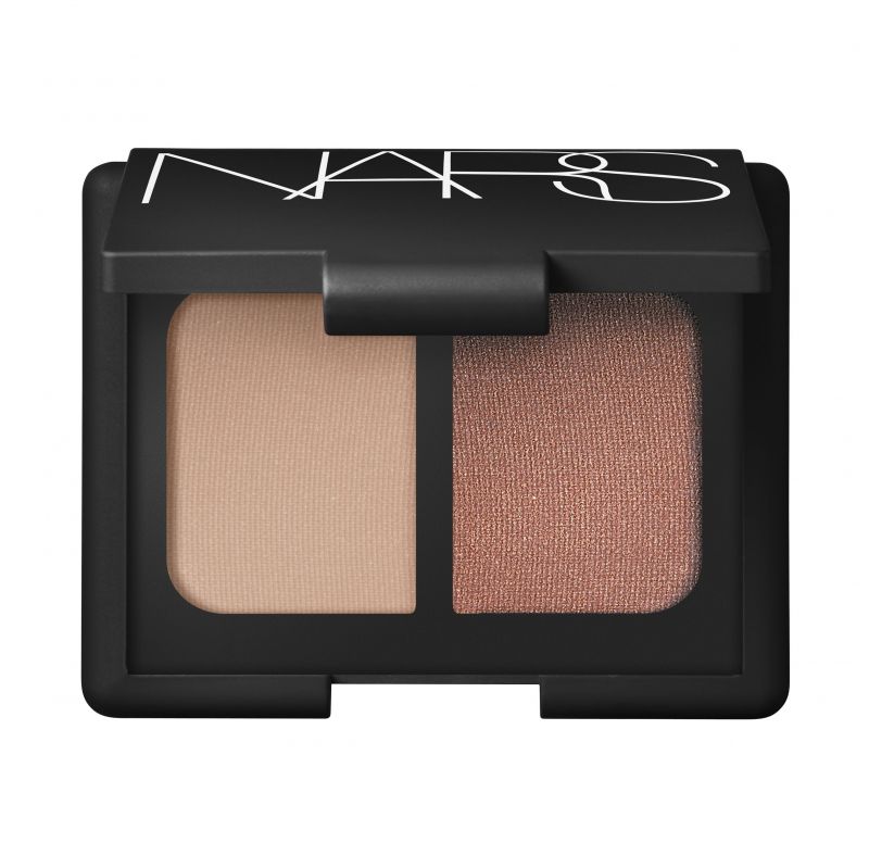 NARS 雙色眼影霧面粉膚及古銅玫瑰為適用於各種膚色的中性色調,單獨塗抹或多層疊擦都能展現不刻意的的低調性感,NT1,200。