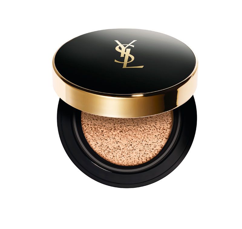 YSL 恆久完美氣墊粉餅首創「太空凝露科技」,零粉體的極致輕盈質地,獨特添加「超持久抗汗微粒」,能吸收4 倍以上的皮脂並抵抗汗水,完美展現高質感的霧光薄透妝感,NT2,050。