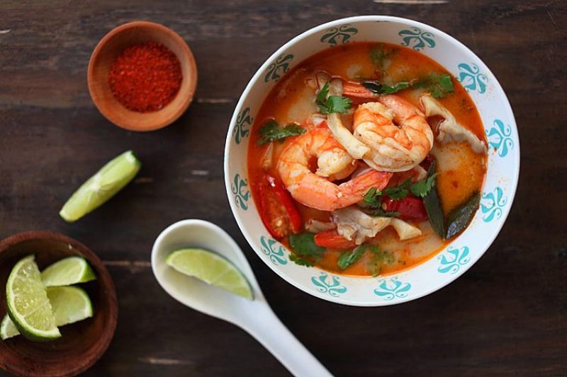 Thai 泰國料理 喝湯就可以對抗癌症?如果是泰國人最愛的酸辣蝦湯——冬蔭功,那麼肯定可以! 用蝦子、香菜、檸檬葉、南薑、以及其他常見泰式香草和香料煮製,研究發現這種湯品抑制惡性腫瘤的效果,較其他抗氧化物高出 100 倍。 在發現泰國人消化道癌和其他癌症的發病率相較其他國低出許多後,泰國農業大學和日本京都、近畿大學的研究人員對冬蔭功湯所增強免疫力的效果開始感興趣。許多常見的泰式香料都能使人心情愉悅,薑能幫助消化、薑黃是絕佳的消炎食材,檸檬草則長久以來,一直是亞洲人治療感冒或舒緩腸胃的良方。 ▲陷阱食物:當你在外用餐時,盡量避免大量使用椰奶的湯品,因為內含過高的飽和式脂肪和熱量。