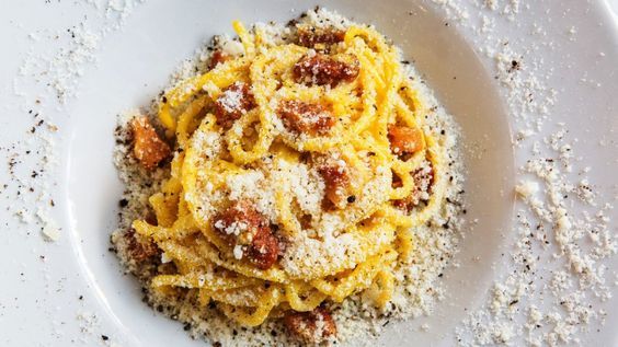 Italian 義大利料理 悠閒享受每一餐的義大利飲食傳統有助消化,不過義大利菜真正健康的原因在於食材:番茄、橄欖油、大蒜、奧勒岡葉、歐芹、羅勒葉等。「許多研究皆顯示,蕃茄內的茄紅素能夠降低乳癌罹患率。」醫學博士 Daphne Miller 說。 要獲得抗癌茄紅素的最佳管道,就是將番茄煮熟,半杯的番茄醬料就含有 20 毫克以上的茄紅素。不只如此,大蒜和傳統的義式香草提供了許多維他命 A、C,而橄欖油則幫助降低膽固醇,以對抗心臟疾病,還能燃燒鮪魚肚!請注意融化的乳酪並不是義大利人常吃的食物,義大利人多用帕瑪森或其他硬質乳酪,小量的研磨就可以帶來爆炸飽滿的風味。 ▲陷阱食物:某些美式義大利料理,例如雙份起司比薩或者濃稠的千層麵反而含有過多的脂肪和熱量,健康雜誌《Health magazine》資深食物與營養學編輯 Frances Largeman-Roth 說明。