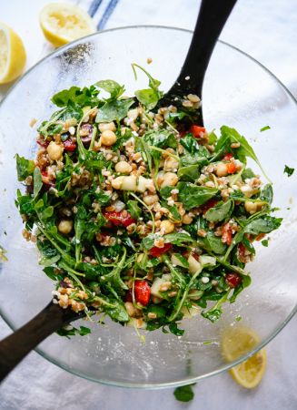 Greek 希臘料理 地中海料理有各式各樣的益處:深綠色蔬菜、新鮮水果、高纖豆類、扁豆、各種穀物、橄欖油、以及富含 omega-3 的魚類等傳統希臘食物,提供了大量增強免疫力及抗癌的成份,有助於降低罹患心臟病、糖尿病及其他不當飲食所引發的疾病等風險。根據哈佛大學研究,傳統地中海飲食有助於將癌症、心臟病引起死亡的機率,降至原先的四分之三。哈佛大學另一項研究顯示,此類富含健康油脂的飲食,相較於傳統的低脂減肥法,更能有效減重,同時在心情上感覺更為滿足。 而用餐方式也是希臘飲食之所以健康的原因,「希臘人經常分享小盤的料理 (Meze),」Miller 博士說到,他們每吃一口肉,就配上低卡健康的希臘主食,好比新鮮的海鮮、能夠慢慢消化的碳水化合物,例如豆類、茄子或全穀類麵包,以及小量的橄欖和堅果。如果在外用餐,你可以選擇烤魚與橄欖油及大蒜清炒的深綠色蔬菜。「橄欖油與深色蔬菜能夠消炎,而大蒜則可以降血壓。」 Miller 表示。 ▲陷阱食物:經典菠菜派 (spanakopita) 的脂肪含量與卡路里就跟培根起司漢堡一樣多,除非你在家自製且減少奶油用量。