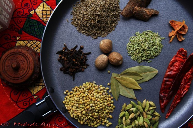 Indian 印度料理 說到印度料理,你一定會聯想到各種香氣濃郁香料,像是薑黃、薑、紅辣椒,以及由小茴香、小荳蔻、黑胡椒、肉桂、香菜及其他香料混合製成的印度綜合香料 (garam masala)。 這些獨特的香料不但讓咖哩更加豐富濃郁,還能對抗某些癌症。根據最近的研究,薑黃和薑有助於抵抗阿茲海默症。學者發現失智症在印度的發病率,較美國少了四倍,可能是因為當地人幾乎每天吃咖哩的緣故。 薑黃,咖哩的主要食材之一,可能富有消炎和幫助療傷的特性,加州大學洛杉磯分校目前正對此進行研究。有益健康的印度料理食材還有優格與扁豆,其中扁豆可說是高纖與抗性澱粉雙冠王,含有大量的葉酸和鎂,能幫助穩定血糖;扁豆經常與印度香料做成名為 Dal 的豆泥糊副菜。「在印度餐廳裡,蔬菜咖哩搭配扁豆豆泥是你的絕佳選擇。」Largeman-Roth 說。 ▲陷阱食物:避免例如印度咖哩角等油炸物,以及用大量奶油和其他乳脂製成的濃厚咖哩。
