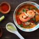 Thai 泰國料理 喝湯就可以對抗癌症?如果是泰國人最愛的酸辣蝦湯——冬蔭功,那麼肯定可以! 用蝦子、香菜、檸檬葉、南薑、以及其他常見泰式香草和香料煮製,研究發現這種湯品抑制惡性腫瘤的效果,較其他抗氧化物高出 100 倍。 在發現泰國人消化道癌和其他癌症的發病率相較其他國低出許多後,泰國農業大學和日本京都、近畿大學的研究人員對冬蔭功湯所增強免疫力的效果開始感興趣。許多常見的泰式香料都能使人心情愉悅,薑能幫助消化、薑黃是絕佳的消炎食材,檸檬草則長久以來,一直是亞洲人治療感冒或舒緩腸胃的良方。 ▲陷阱食物:當你在外用餐時,盡量避免大量使用椰奶的湯品,因為內含過高的飽和式脂肪和熱量。
