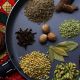 Indian 印度料理 說到印度料理,你一定會聯想到各種香氣濃郁香料,像是薑黃、薑、紅辣椒,以及由小茴香、小荳蔻、黑胡椒、肉桂、香菜及其他香料混合製成的印度綜合香料 (garam masala)。 這些獨特的香料不但讓咖哩更加豐富濃郁,還能對抗某些癌症。根據最近的研究,薑黃和薑有助於抵抗阿茲海默症。學者發現失智症在印度的發病率,較美國少了四倍,可能是因為當地人幾乎每天吃咖哩的緣故。 薑黃,咖哩的主要食材之一,可能富有消炎和幫助療傷的特性,加州大學洛杉磯分校目前正對此進行研究。有益健康的印度料理食材還有優格與扁豆,其中扁豆可說是高纖與抗性澱粉雙冠王,含有大量的葉酸和鎂,能幫助穩定血糖;扁豆經常與印度香料做成名為 Dal 的豆泥糊副菜。「在印度餐廳裡,蔬菜咖哩搭配扁豆豆泥是你的絕佳選擇。」Largeman-Roth 說。 ▲陷阱食物:避免例如印度咖哩角等油炸物,以及用大量奶油和其他乳脂製成的濃厚咖哩。