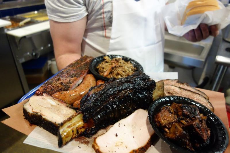 2. 啤酒曾是 BBQ 烤肉會「下地獄」的大忌! 長久以來,酒精是烤肉鋪的一大禁忌,但新一派的 BBQ 店家則是相當歡迎。北卡羅萊納的 Sam Jones BBQ,家裡三代都是美式燻烤師。「烤肉和啤酒很搭,但是我父母那輩非常反對⋯⋯我店裡提供啤酒,還因此三天兩頭上報紙,有個排隊買 BBQ 的小姐跟我說,我會因此下地獄。」Sam Jones 說。