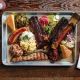 3. 高級餐飲 fine-dining 出身的廚人,紛紛投入 BBQ 行列 BBQ 烤肉牛油聖安東尼奧的 Tim Rattray 主廚慢烤牛肉時,收集流下的油汁,過濾油脂後製成奶油,佐德州烤肉上桌。 效法「牛排館」烹調方式聽到德州的 Killen’s Barbecue,牛胸肉烤好後先靜置 5 小時,很多人都驚訝不已。「一般來說,肉烤好之後,就直接切片了」Killen 說,但為了讓烤肉更「juicy」多汁,他採用烤肋眼牛排的方式,靜置 brisket 胸肉。
