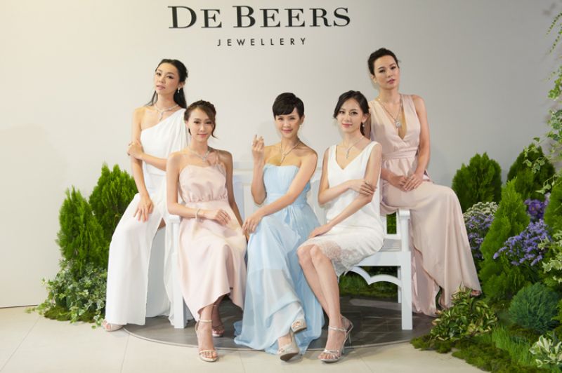 London by De Beers model展演全系列高級珠寶