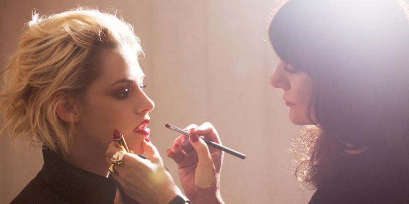 Lucia Pica親手為代言人克莉絲汀·史都華(Kristen Stewart)畫上紅色妝。